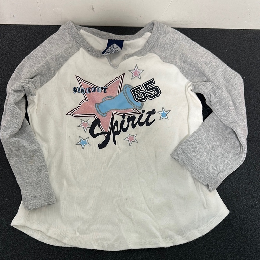 Gray and White Long Sleeve Tee with Graphic Design 90’s side out cheer